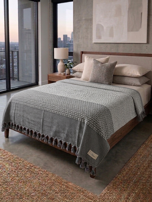 Moderne Tagesdecke mit geometrischem Muster und Fransen 1,80m x 2,00m