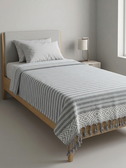 MaxxGoods Tagesdecke mit geometrischen Muster & Franzen 130 x 200 cm