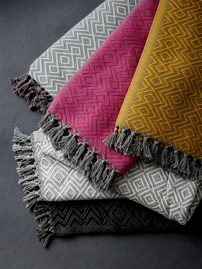 MaxxGoods Tagesdecke mit geometrischen Muster & Franzen 130 x 200 cm