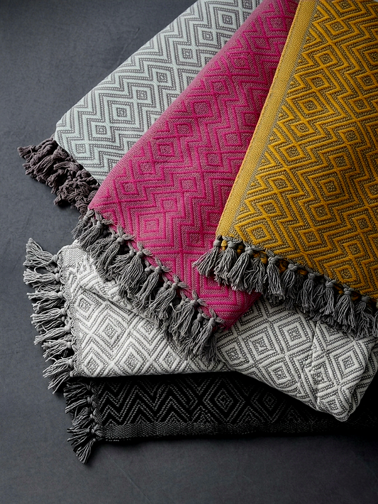 MaxxGoods Tagesdecke mit geometrischen Muster & Franzen 130 x 200 cm