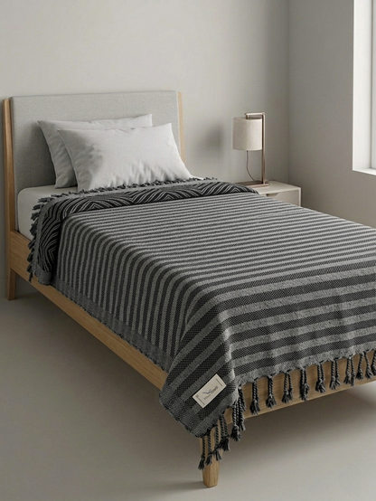 MaxxGoods Tagesdecke mit geometrischen Muster & Franzen 130 x 200 cm